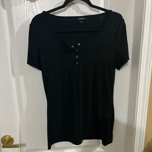 Short sleeve snap closure tee